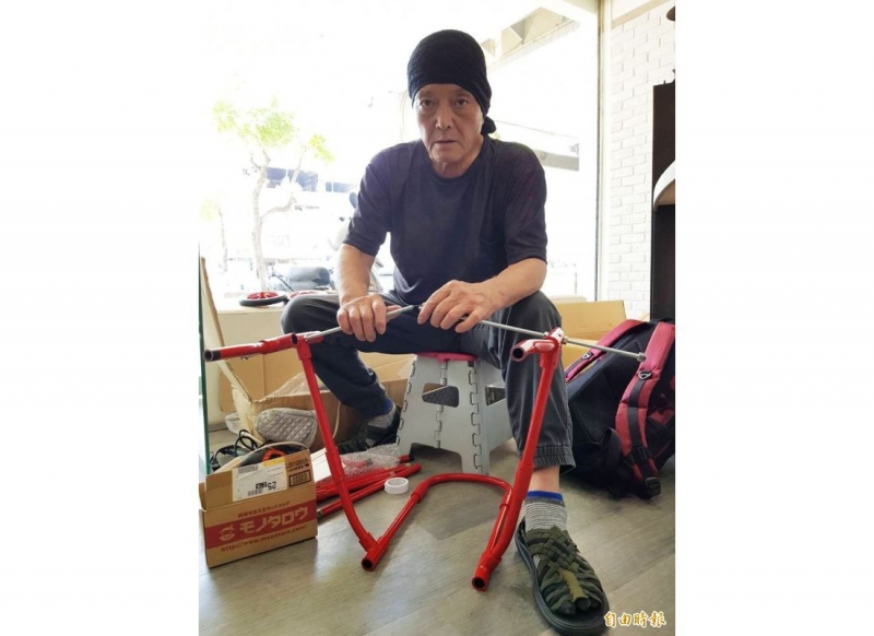 日本职人赤木义和跨海来台帮「太阳饼」量身订做车轮椅