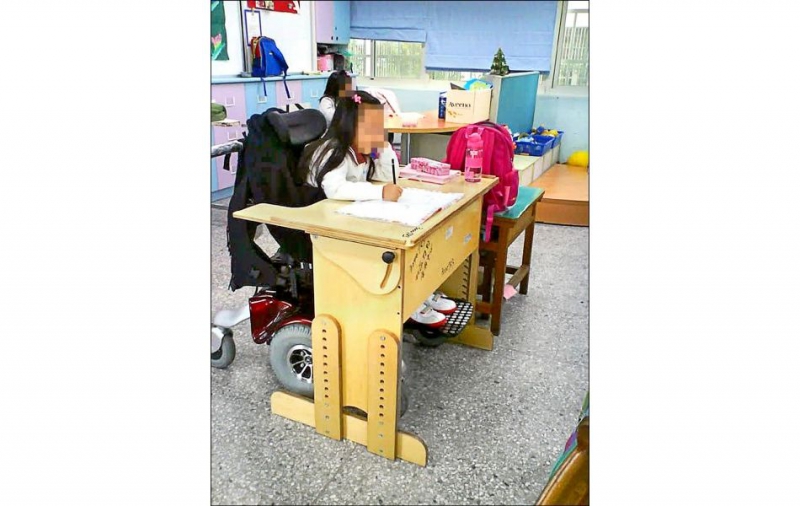 〈台北都会〉歧视身障生？ 学校桌椅贴「智能不足」标签