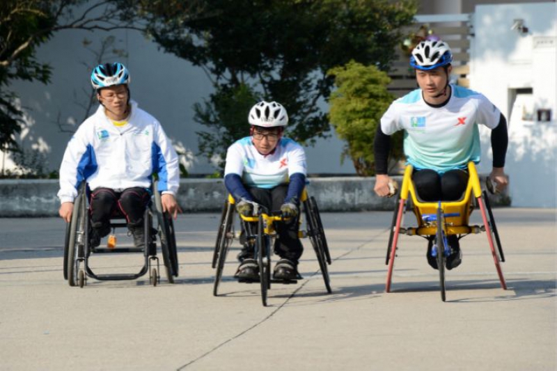 冯晓蒽（中）早年亦曾经参加马拉松轮椅赛。