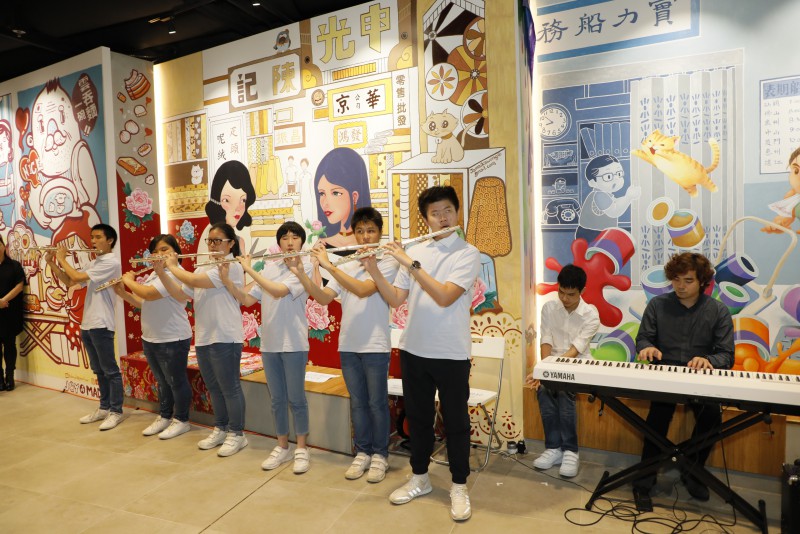 心光学校学生们与香港展能艺术会展能艺术天使李升长笛与钢琴合奏