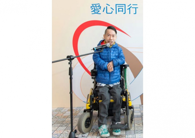 「八達通復康交通資助計劃」解決了會員何偉強先生(Sky)交通上的問題，並擴闊他的社交圈子，他亦樂於與他人分享自身經歷