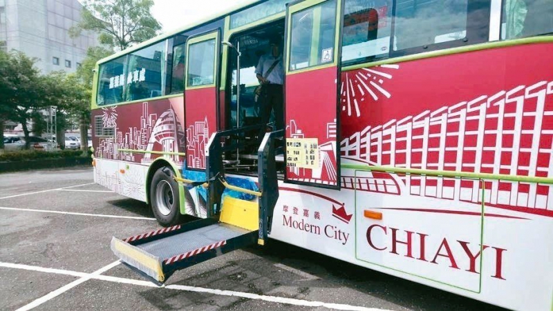 嘉县10辆彩绘公车 轮椅族也能搭乘