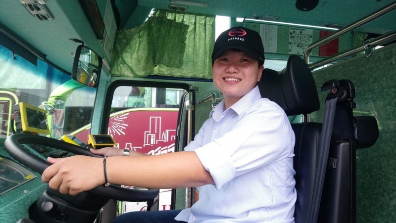 帅气女司机吴佩真，当选今年县公车优良驾驶。