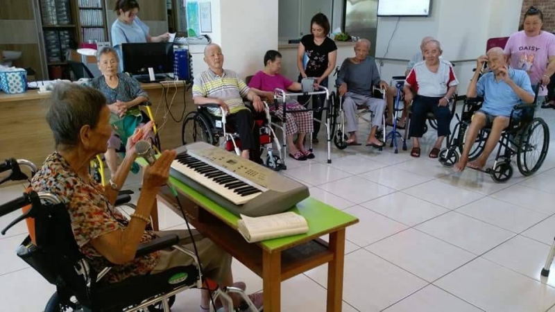 94歲的簡陳翠英老師（左一）到長照機構，教老人唱日本歌