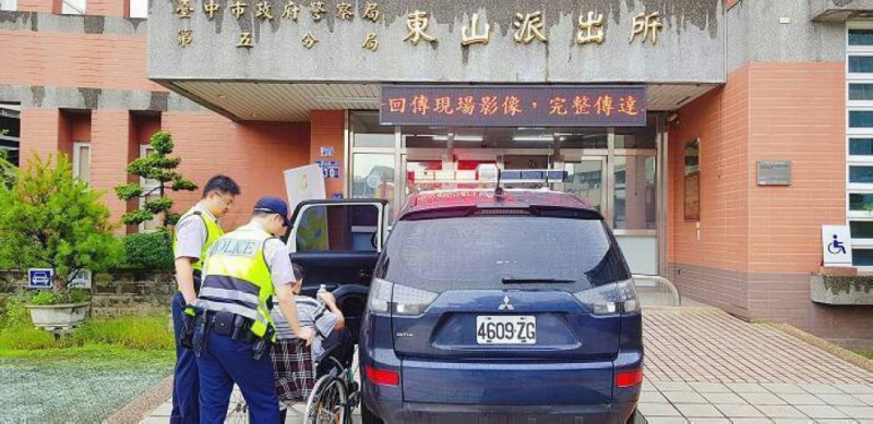 台中市北屯區張姓男子輕微失智，13日下午被發現在街頭淋雨，警方立即提供協助。