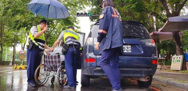 輪椅男雷雨中迷途 警即刻救援好暖心