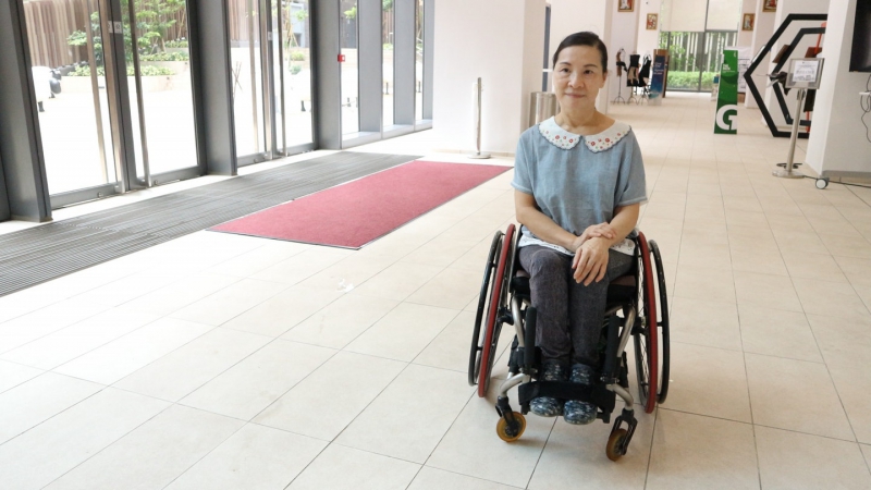 Cindy气质优雅自信，因小儿麻痹症需持「手叉」出入，后因手术失败需坐轮椅。与轮椅为伴后习舞，成为一名轮椅拉丁舞者，曾多次代表香港出外比赛