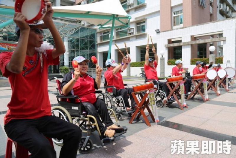 副縣長議員體驗自推輪椅　為公益路跑衝人氣