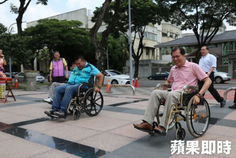 副县长吴芳铭也要体验双手自推轮椅的感觉