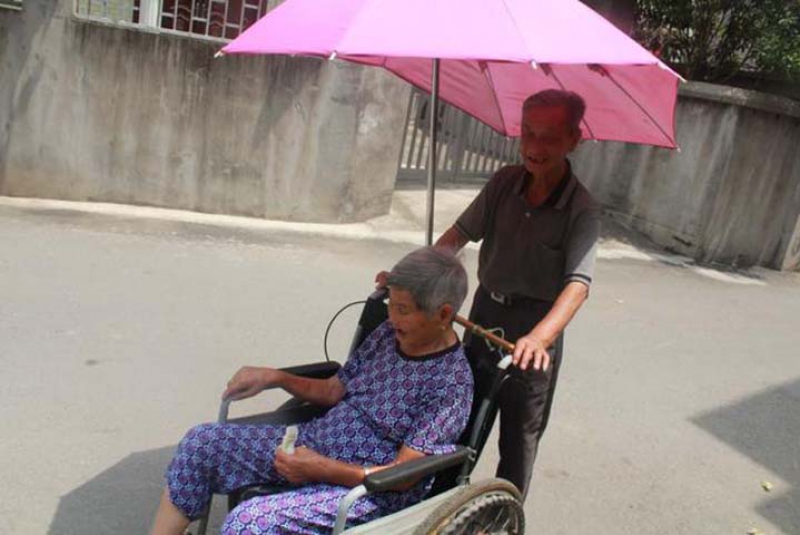 上饒縣80歲老人傅守球照顧病妻 演繹現實版 陪伴是最長情的告白