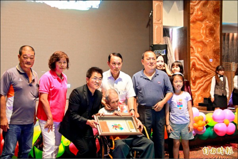94歲老鄰長陳天賜（坐輪椅者）獲模範父親表揚，家人陪同到場。