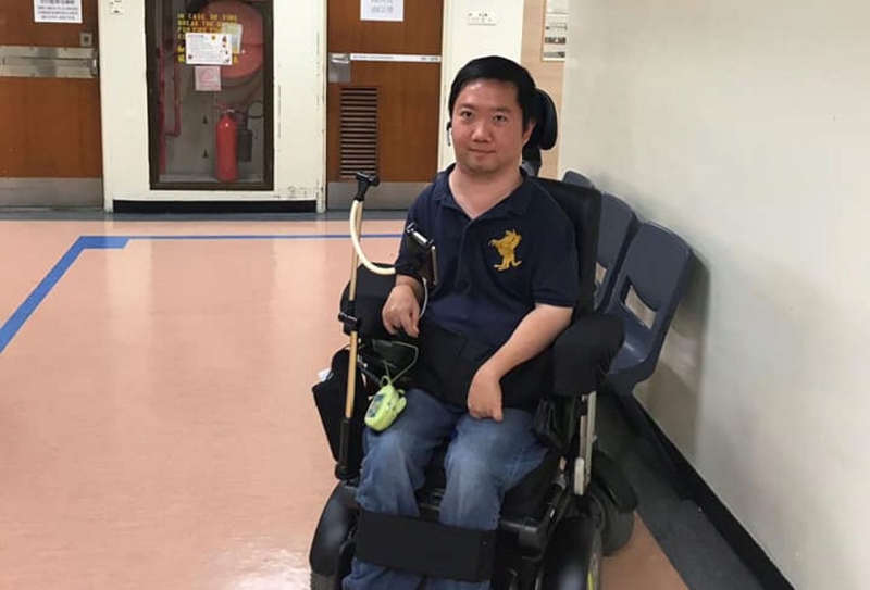 叶荣其后找病人联络主任，顺利存放街坊的电动轮椅