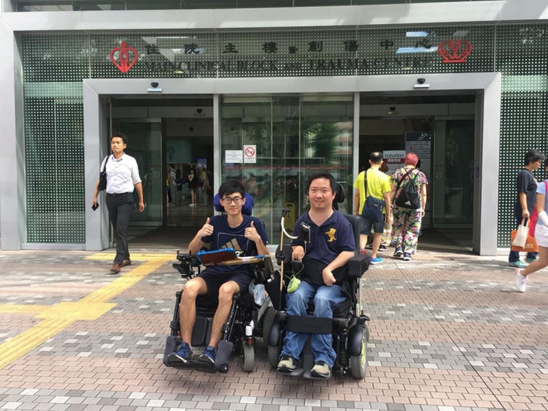 葉榮和助理日前把街坊的電動輪椅送到威院