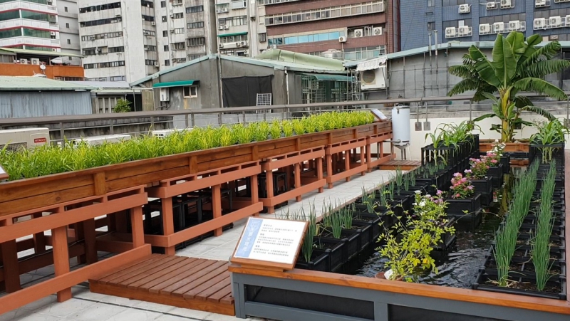 「复华照顾咖啡馆」顶楼的花园也特别为长者设计，其中的高架种植，让身体衰弱的长辈种菜免弯腰，即使轮椅族也可以享受莳花种草的乐趣，是非常贴心的设计。