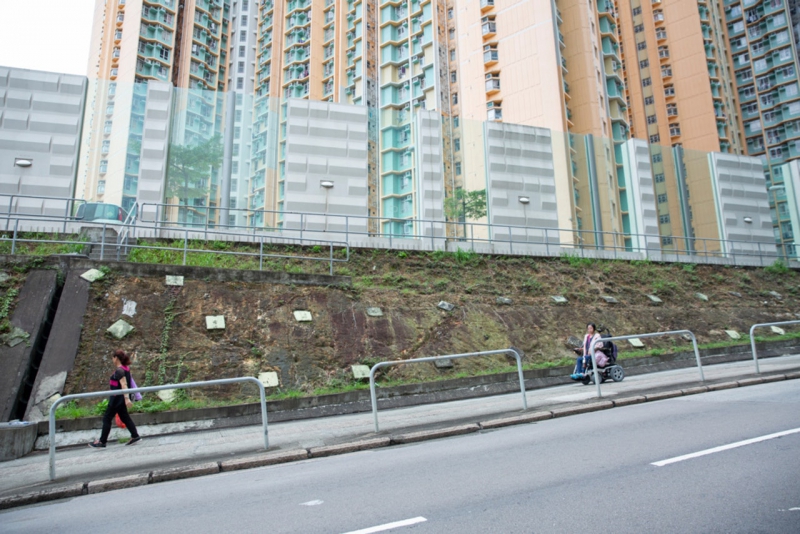 「如果当区区议员不在这（葵涌邨），个个都真的要攀山涉水去邻区。」