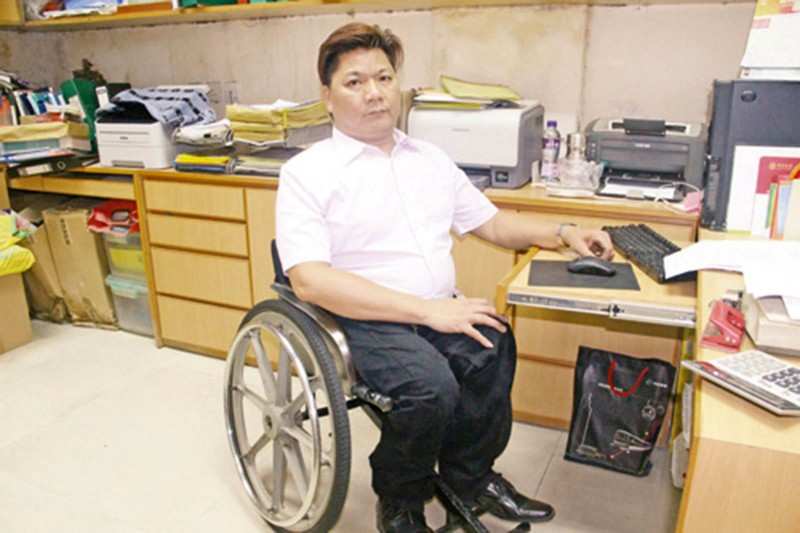 傷殘人士服務協進會理事何國明表示，不贊同在三條大橋上另闢專道供電動輪椅使用。