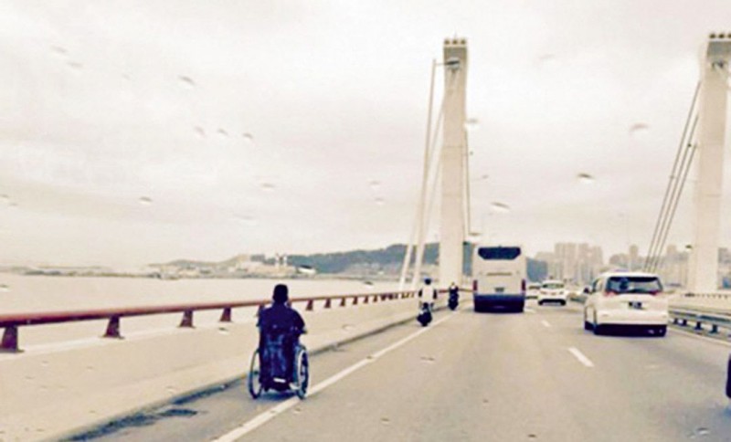 本澳早前有輪椅漢駛上友誼大橋，事件引起輪椅人士出行艱難的議論。