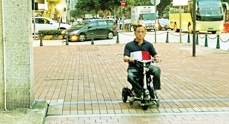 復康事務委員會委員王國英稱，自己幾年前已用電動輪椅代步，方便又好使。