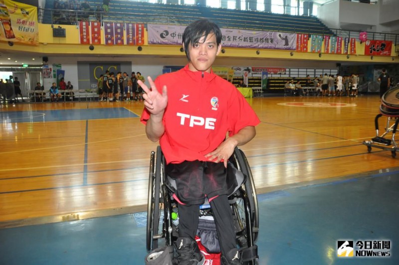 天龍隊球員陳易成是台灣輪椅籃球隊國手，國中時開始打輪椅籃球