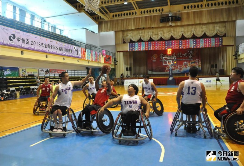 轮椅组首战由彰化县天龙队vs.台北市队，防守、卡位、转身过人动作样样到位