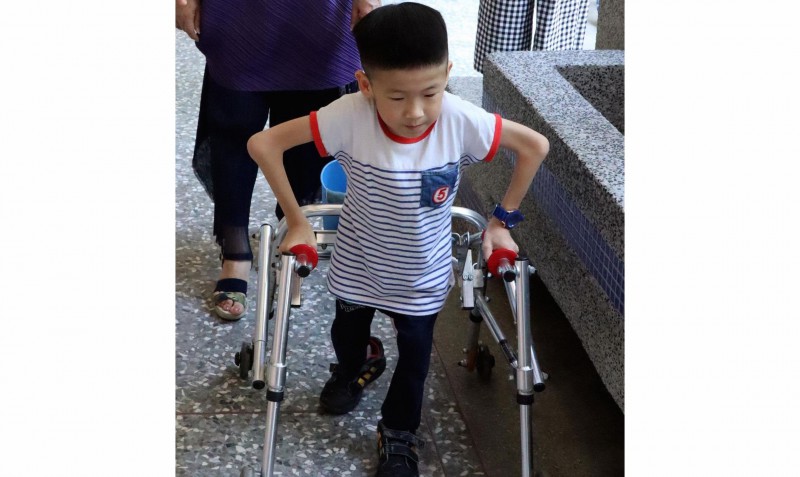 高雄市新甲國小學童孫翊倫，因為先天脊椎缺陷，四肢當中只有雙手可以活動，仍積極向學