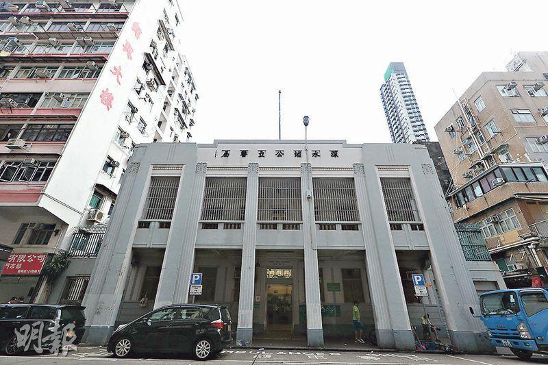 深水埔公立医局﹕建筑属装饰艺术风格，正面呈对称结构，建于1930年代，由富商黄耀东斥资，最「威水」的是医局街亦因其命名。