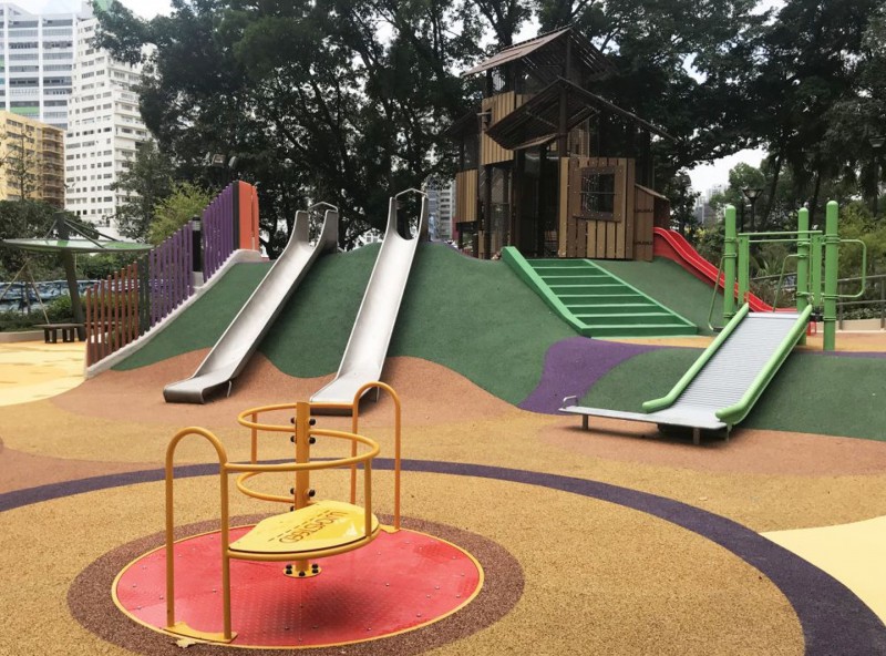 遊樂場分南北兩部分，南面的設計主題為「爬上爬樂」，設施包括繩網架、滑梯、坡道、觸感牆等，當中使用輪椅的兒童可登上滾筒式滑梯，不鏽鋼滑梯則適合聽障兒童玩耍..