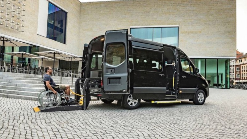 即将在德国汉诺威（Hanover）举行的商用车展中展出多款全新Sprinter，当中包括了可配备轮椅上落的车款