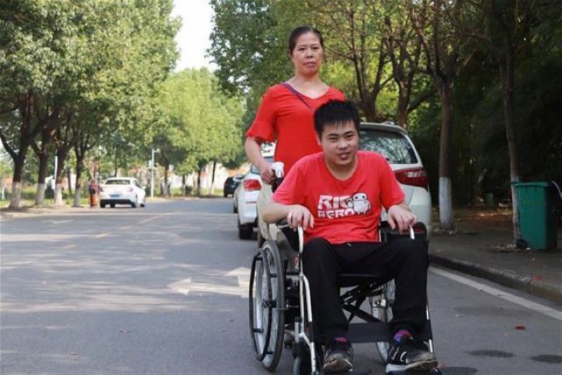 媽媽用自行車載他求學15年從未曠課，“輪椅男孩”上大學媽媽再送他一程