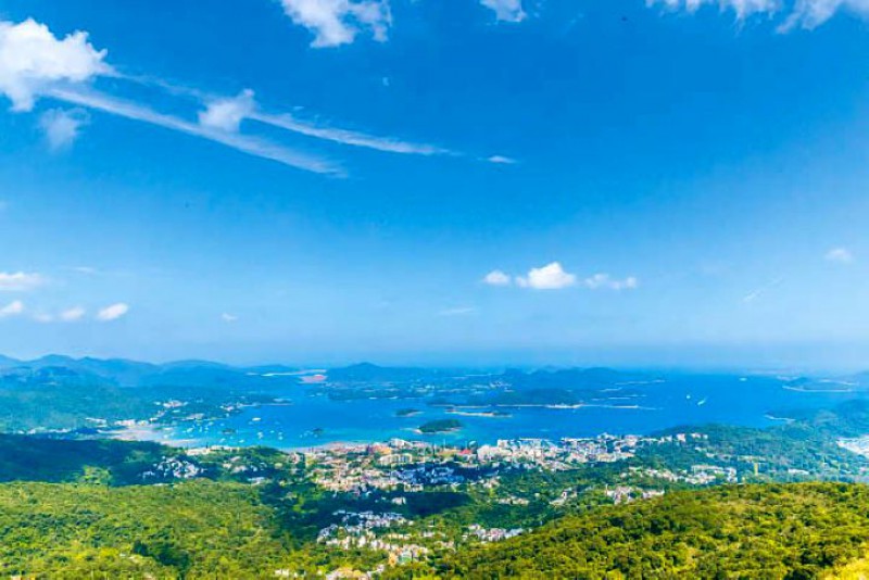 昂平是香港少数位于高地的平原，背靠大金钟山，面向西贡无敌海景。