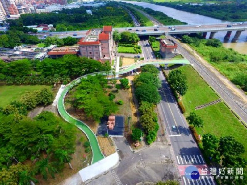 省民陸橋蜿蜒的橋身曲線，是省民公園的新地標