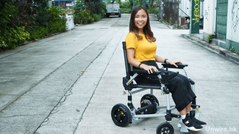 這枱美國設計的Joy Rider摺疊式電動輪椅採用鋁合金作主要物料，相對於舊式用鋼鐵造會輕得多，連電磁重量只有21.6公斤，最高可負重120公斤。