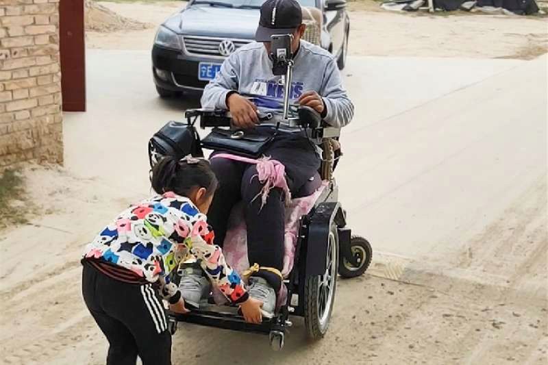 放学回家路上，田佳控制轮椅通过减速带