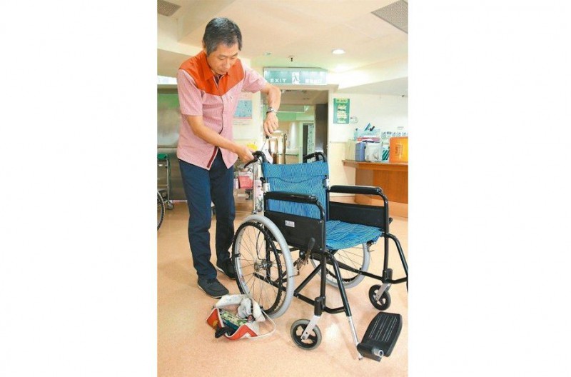 機械系老師丘世衡替老人修輪椅、病床