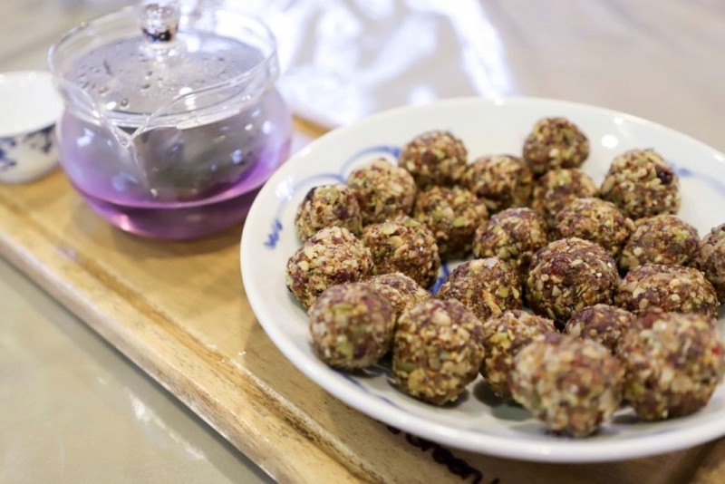 終於可以享用自己親手製作的能量球小食及香草茶