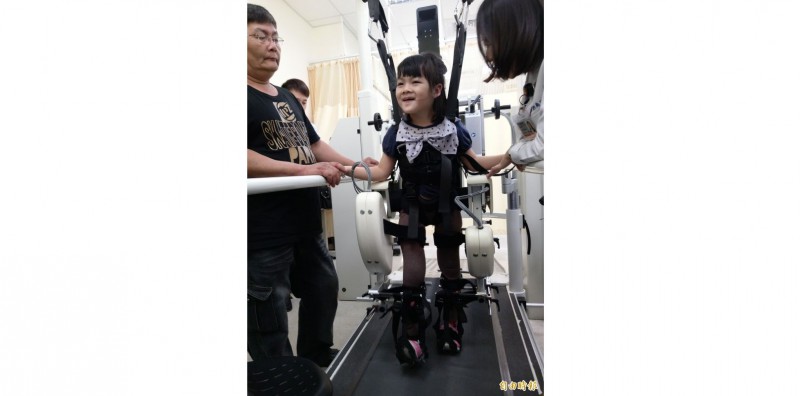 重度腦性麻痺只能坐輪椅 小鬥士跟著機器人學走路