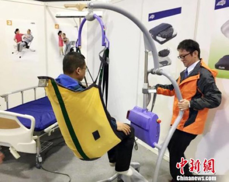 北京國際老齡產業博覽會開幕專區展示上百類“洋輔具”