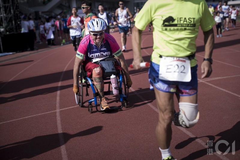 2016年除夕。仇健明參加輪椅馬拉松比賽。這是一場鬥志馬拉松。他說，必須堅強地活著，絕不能任由生命黯淡下去