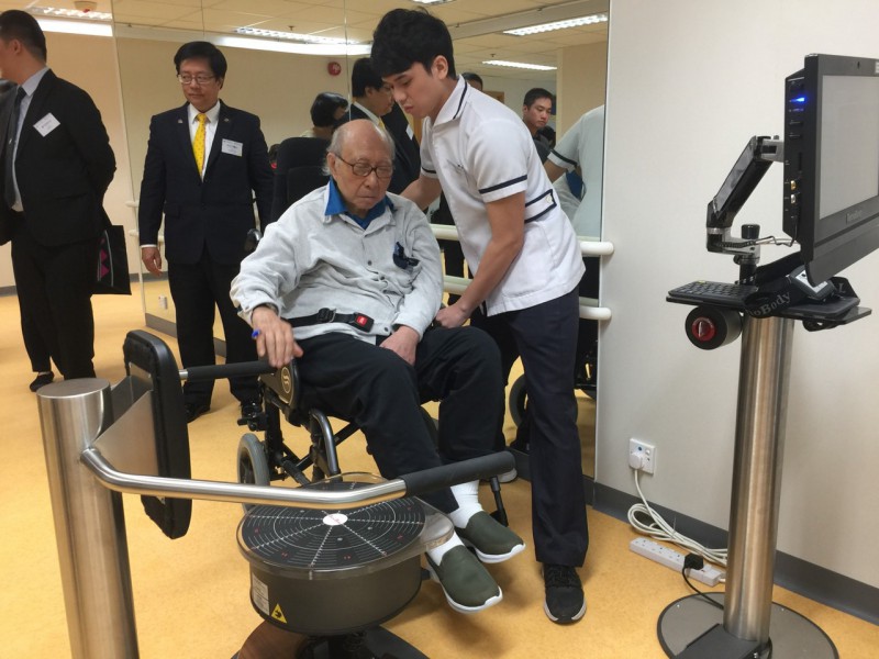 陳餘生接受康復訓練一年多，由最初的完全不能行動到現時己可以坐輪椅