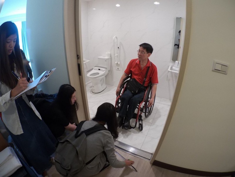 由身障人士带领走访饭店，以轮椅者视访公共空间，学生随行协助拍照、丈量记录相关设施尺寸及位置，由此去体会身障者的不便，让学生印象更深刻