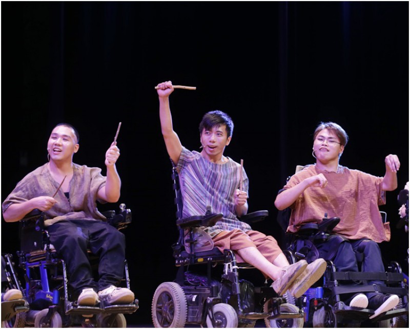舍轮椅站上舞台跨进无垠戏剧世界 大脑麻痹症患者忍巨痛练平衡