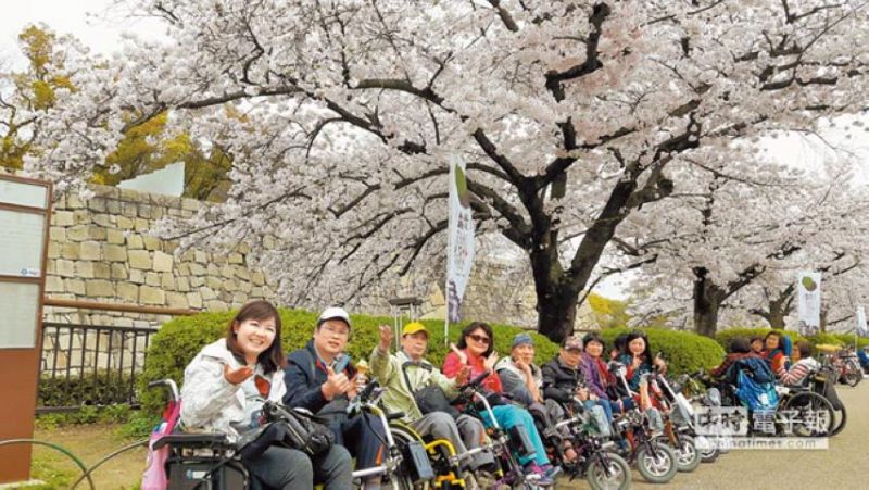 欣儀和其他輪椅族朋友也一起到日本旅遊