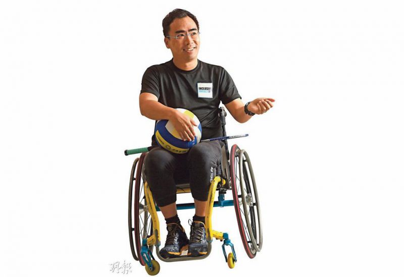 残奥羽毛球教练崔靖韬 轮椅体验 推动以人为本思维