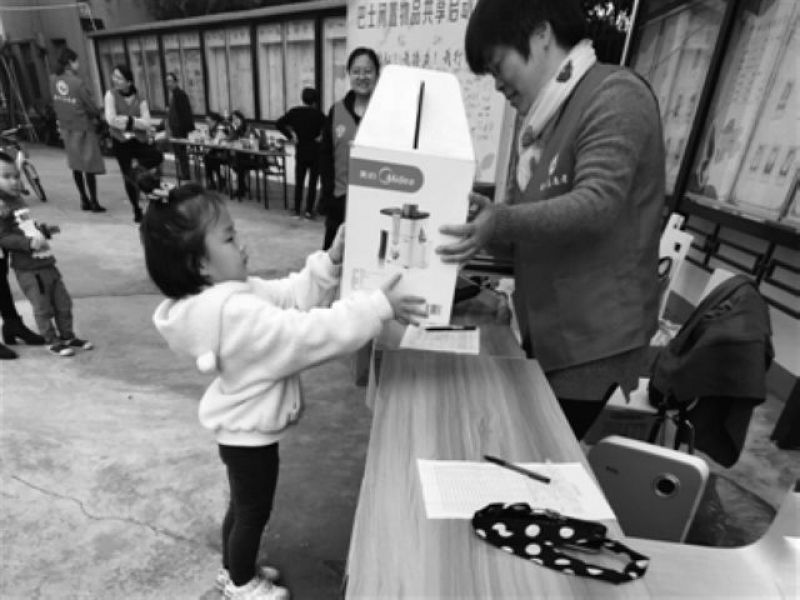 六歲的鄒靜然小朋友抱來榨汁機捐給共享驛站