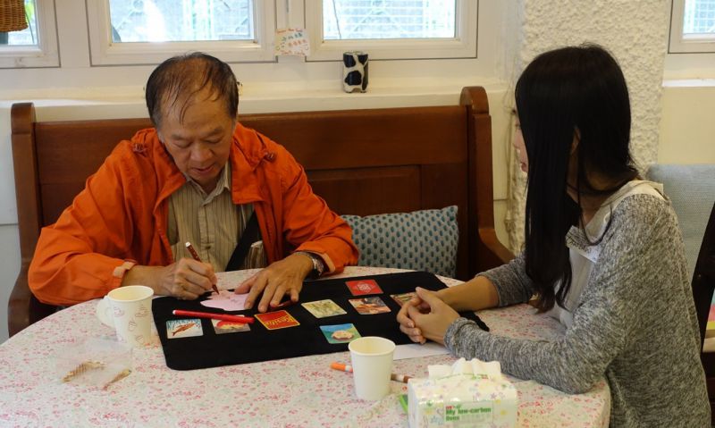 陳爸爸於「開心茶座」中，除了飲咖啡，還會分享自己的情緒壓力