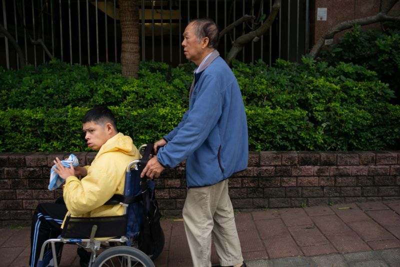陈爸爸已年届70岁，他直言身体状况大不如前，担心日后怎样照顾儿子