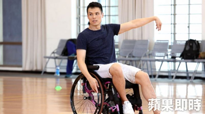 教練蔡琪揚示範輪椅操作