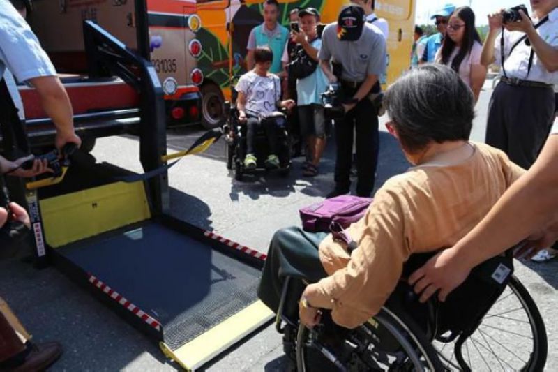 轮椅族体验无障碍升降公交车，畅游七星潭