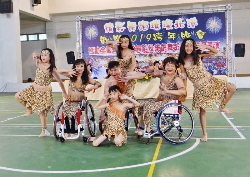 云林县北港镇朝天宫和镇公所举办一场最特别的跨年晚会，轮椅舞星邀大家来尬舞，共度不一样的跨年