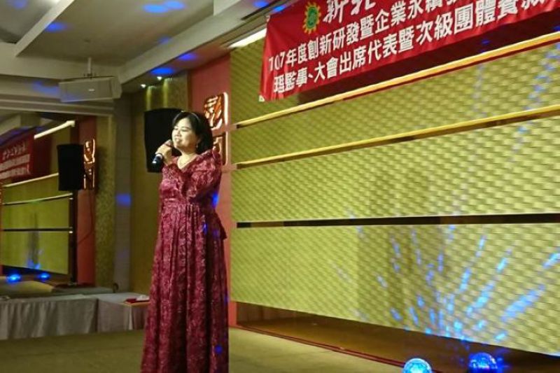 新北市勞工局近年推動「公益尾牙」，圖為身障者街頭藝人徐雅惠在大型商演上演唱聲樂